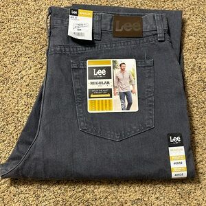 Lee Jeans. Men’s size 40 x 32. Regular fit with straight leg
